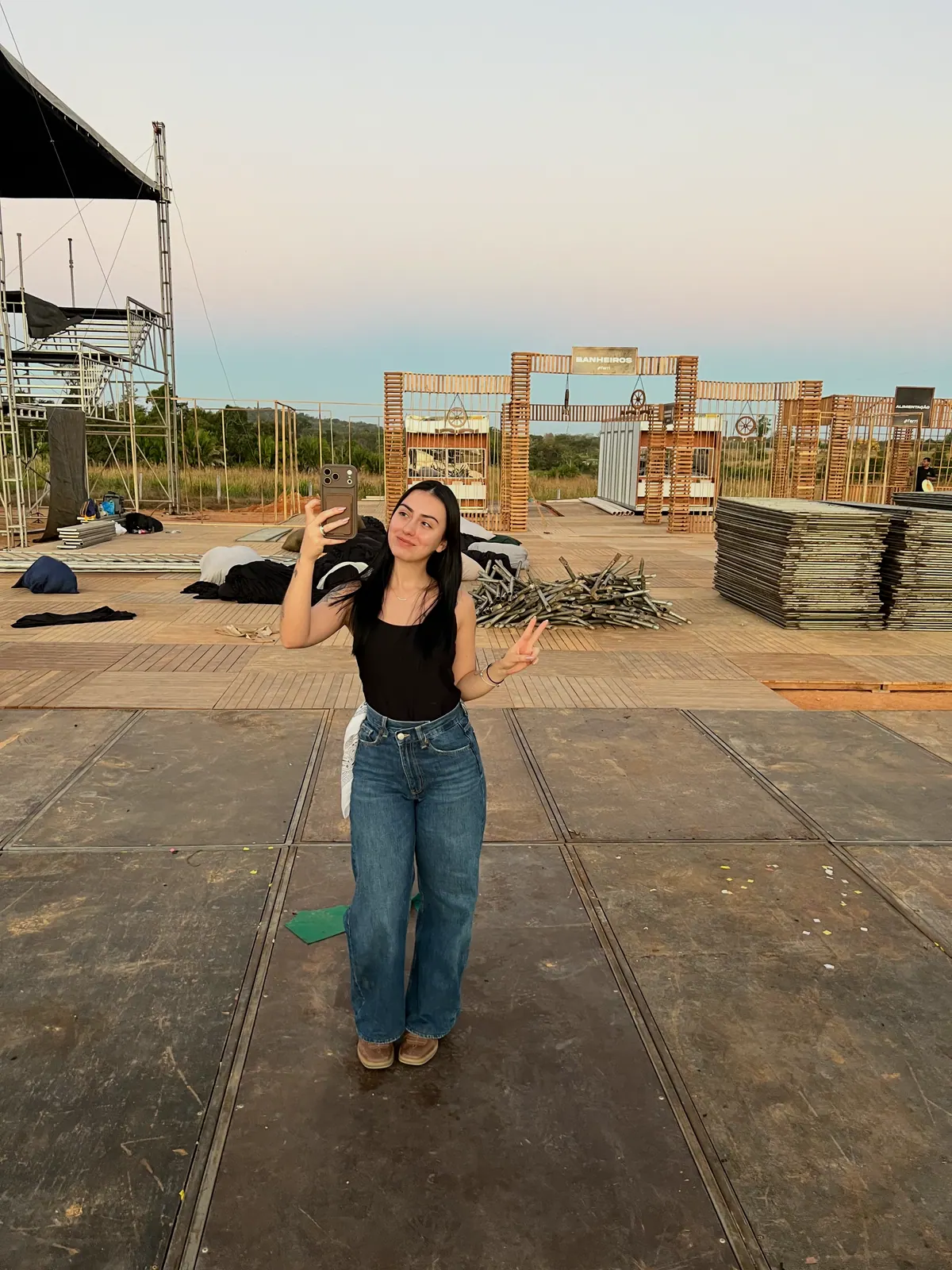 Camila nos bastidores de uma estrutura de evento