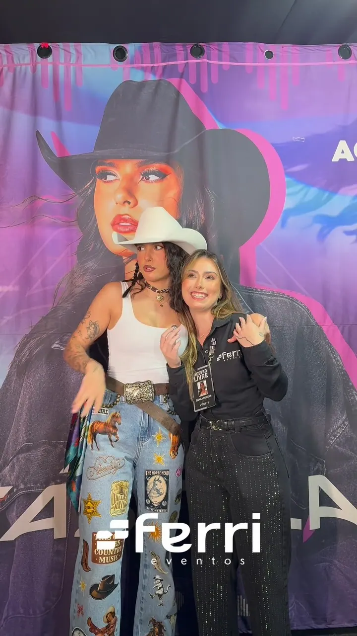 Camila em entrevista durante a cobertura de um show